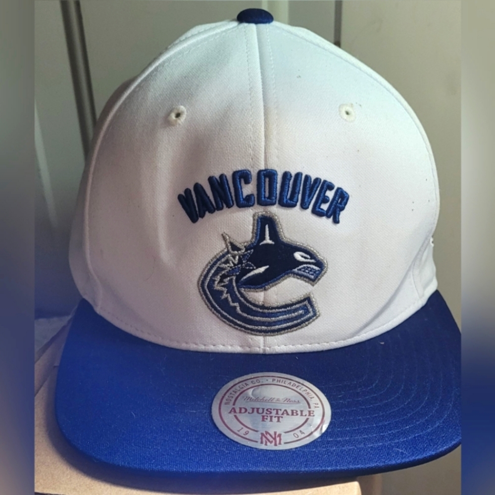 Canucks hat